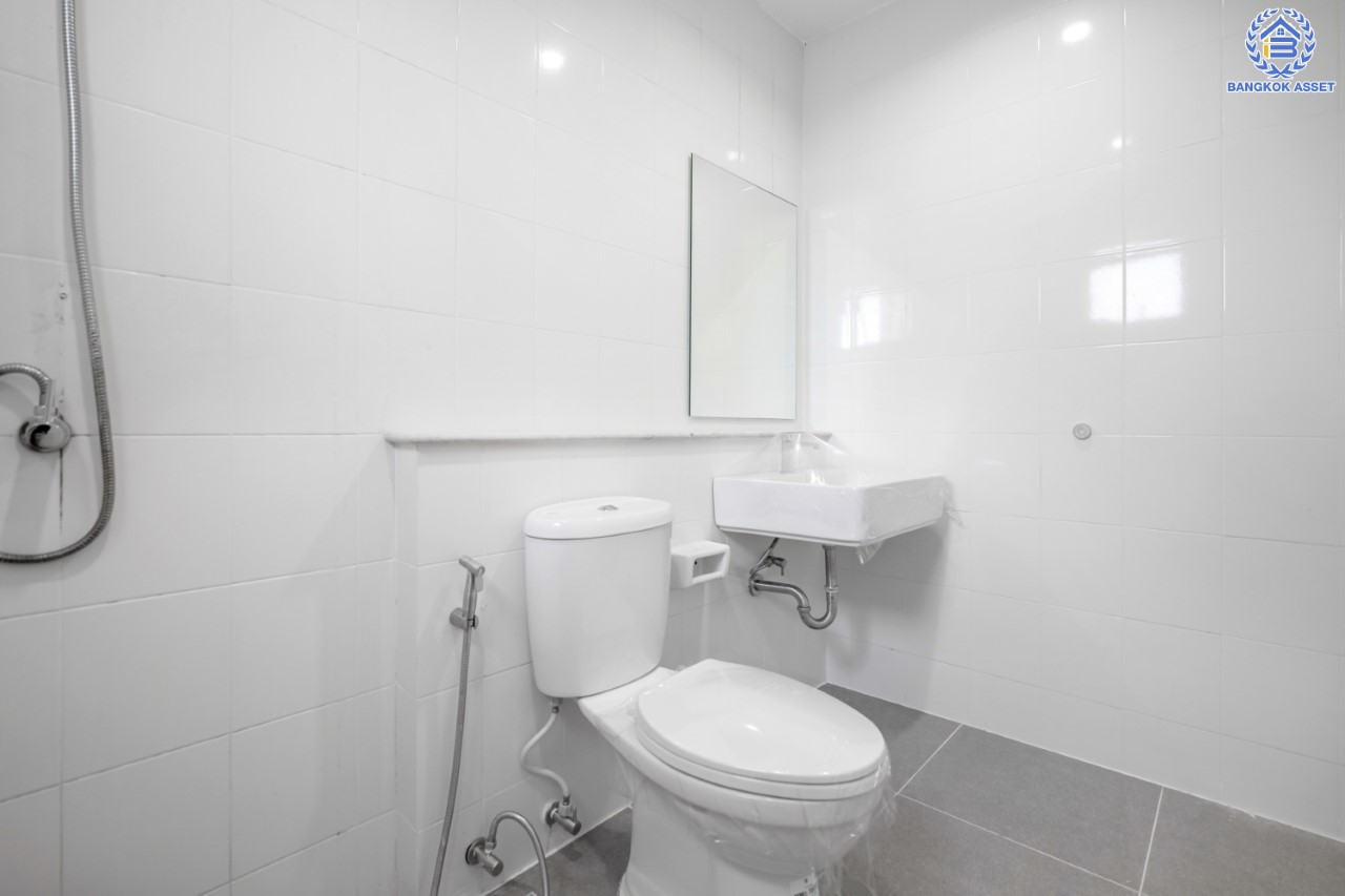 บ้านมือสองตกแต่งใหม่ ม.พลัสซิตี้พาร์ค เกษตร-งามวงศ์วาน ทาวน์โฮม 3 ชั้น ตอบโจทย์ทุกการอยู่อาศัย เนื้อที่ 23.4 ตร.ว. ฟังก์ชัน 3 ห้องนอน 4 ห้องน้ำ 2 ที่จอดรถ (ห้องนอนทุกห้องมีห้องน้ำในตัว) เดินทางสะดวกสบายบนทำเลใจกลางเมือง เข้าออกได้ 3 เส้นทาง ได้แก่ ถ.วิภาวดี ถ.งามวงศ์วาน ถ.ประชาชื่น ใกล้ ม.เกษตร, เดอะมอลล์งามวงศ์วาน และรถไฟฟ้าสายสีเขียว "สถานีมหาวิทยาลัยเกษตรศาสตร์"